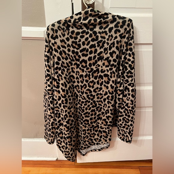 Wanna B boutique leopard print sweater - Picture 2 of 4